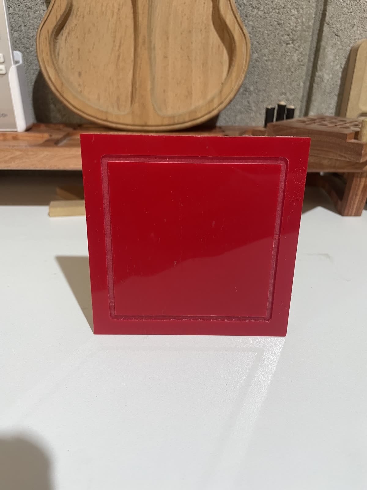 Pieza de acrílico rojo de gran formato