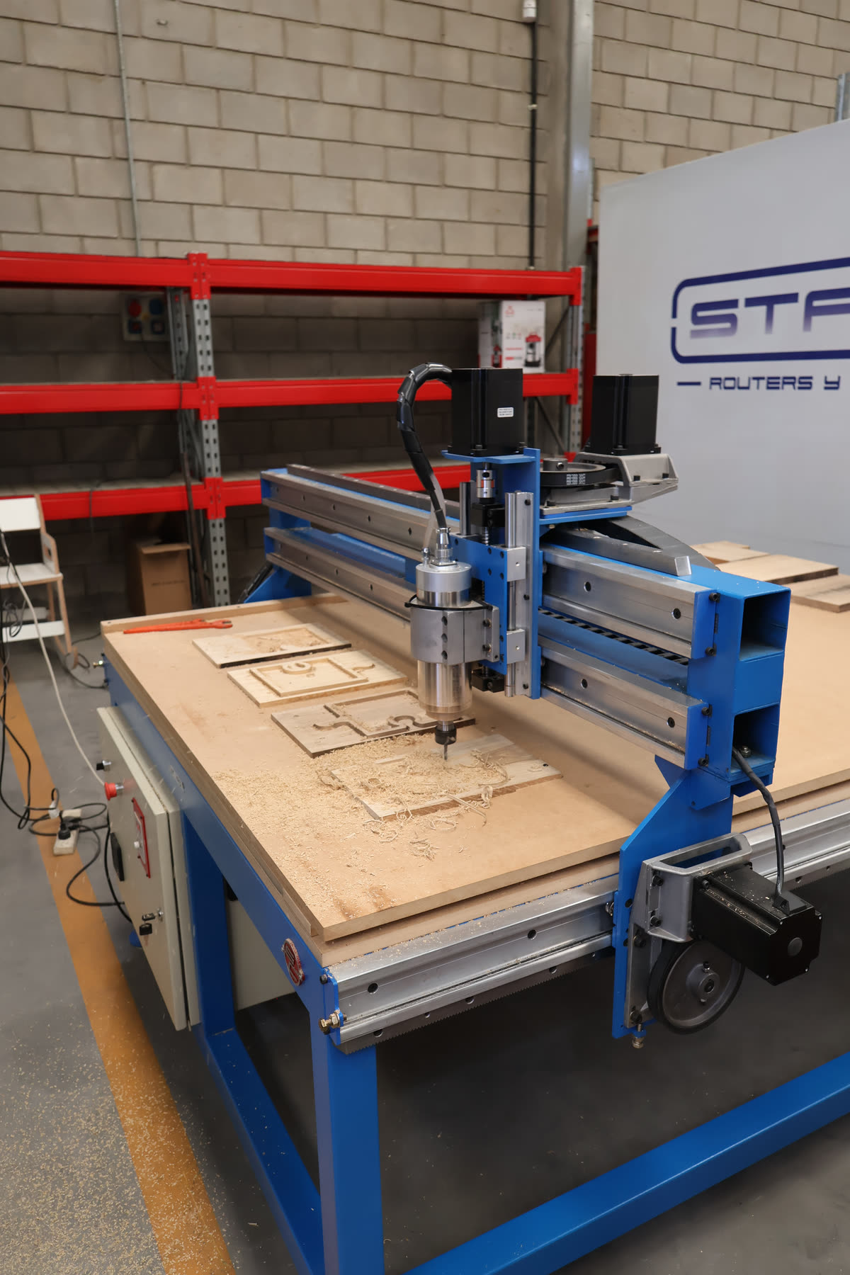 Router CNC Starcam mecanizando piezas de mobiliario en MDF